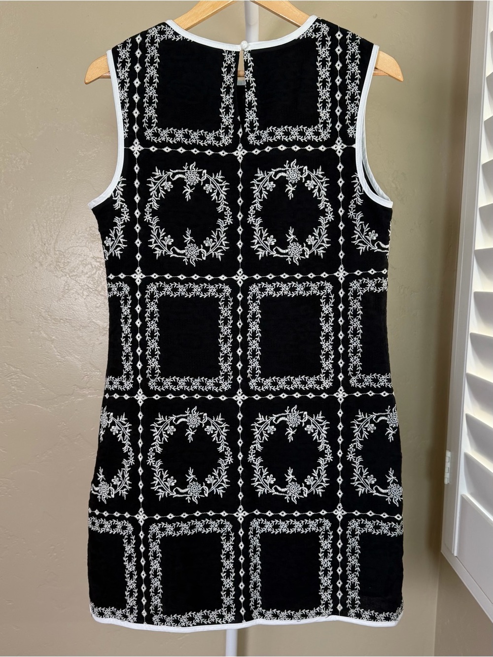 Commense Linen Blend Black Embroidered Sleeveless Shift Dress Medium NWT - Picture 7 of 10